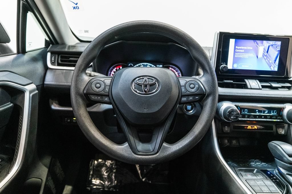 2025 Toyota RAV4 XLE - Photo 16