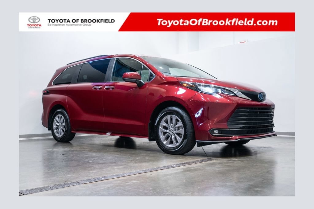 2025 Toyota Sienna XLE 8-Passenger Hybrid FWD's photo