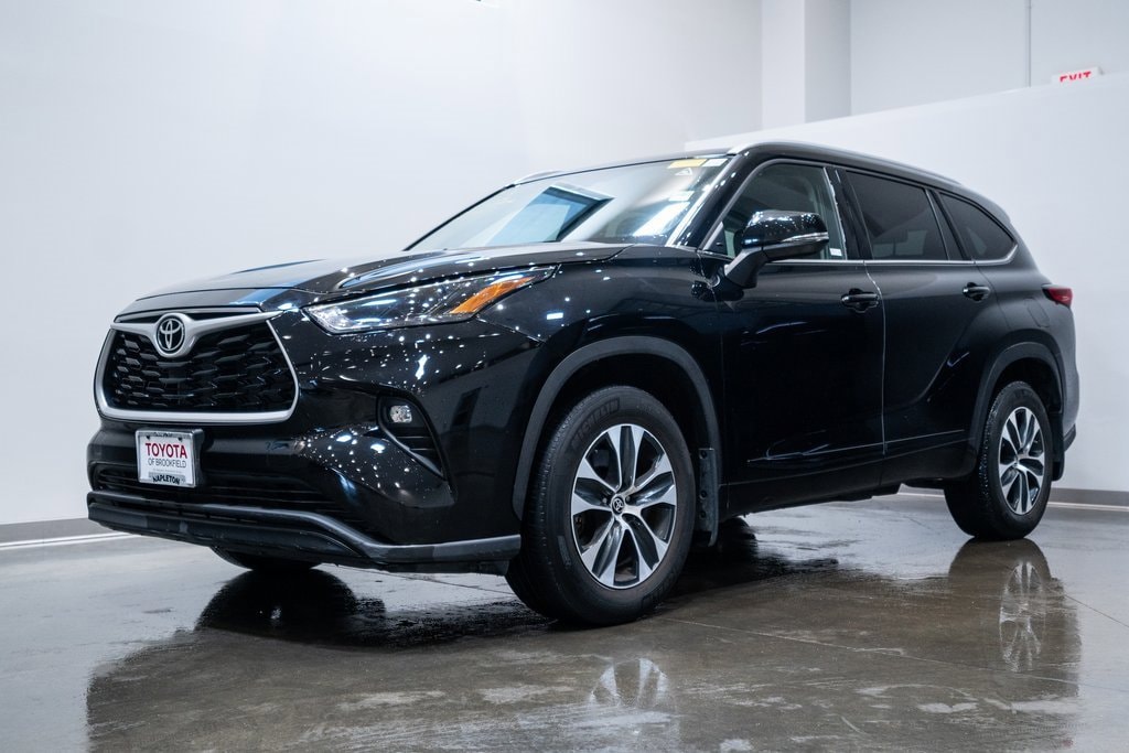 Certified 2022 Toyota Highlander XLE with VIN 5TDGZRBH3NS580652 for sale in Brookfield, WI