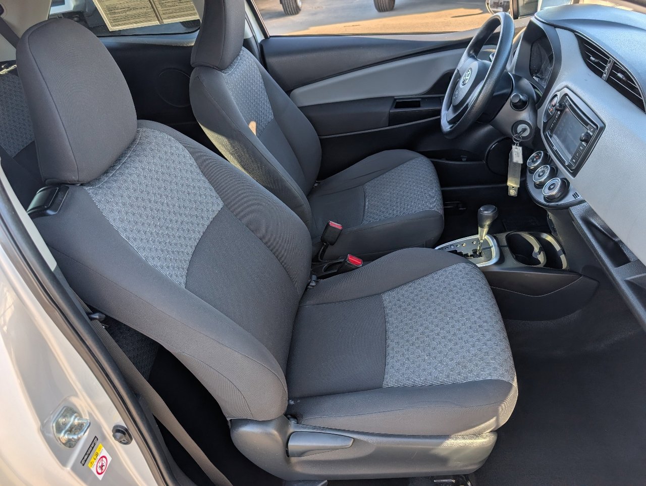 2015 Toyota Yaris L photo 2