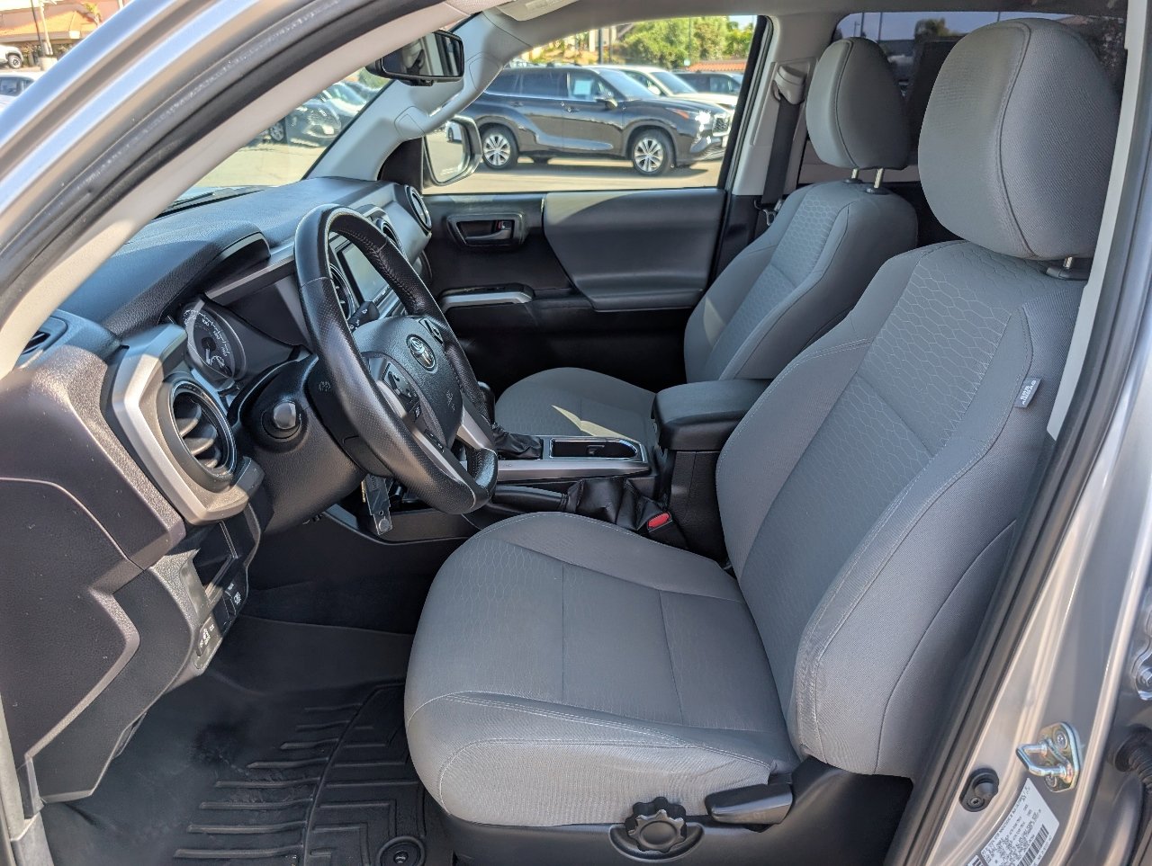 2017 Toyota Tacoma SR5 V6 photo 2