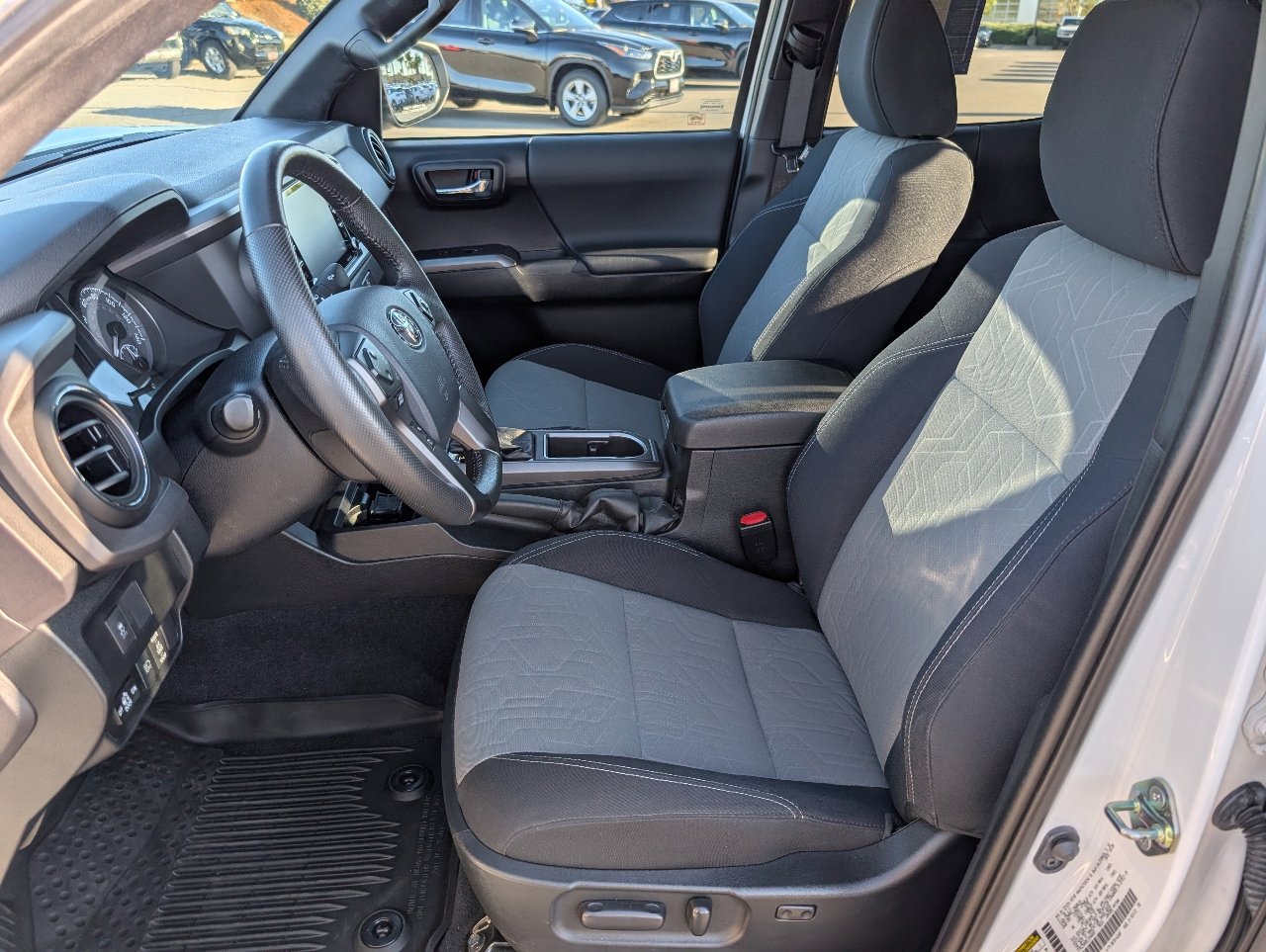 2020 Toyota Tacoma SR5 V6 photo 2