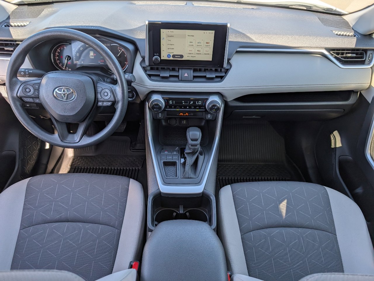 2025 Toyota RAV4 XLE photo 4