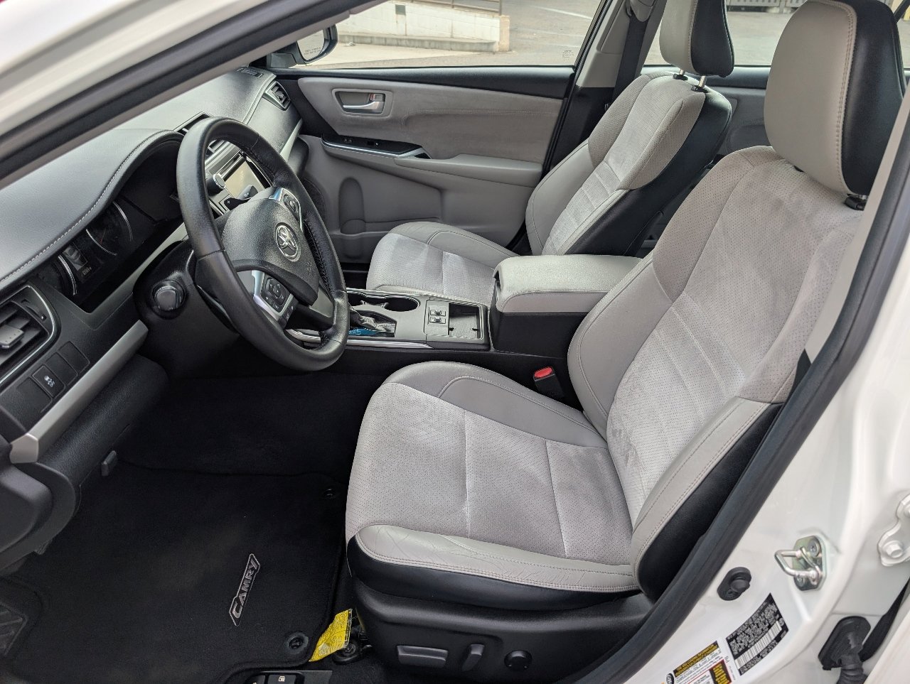 2017 Toyota Camry XSE photo 2