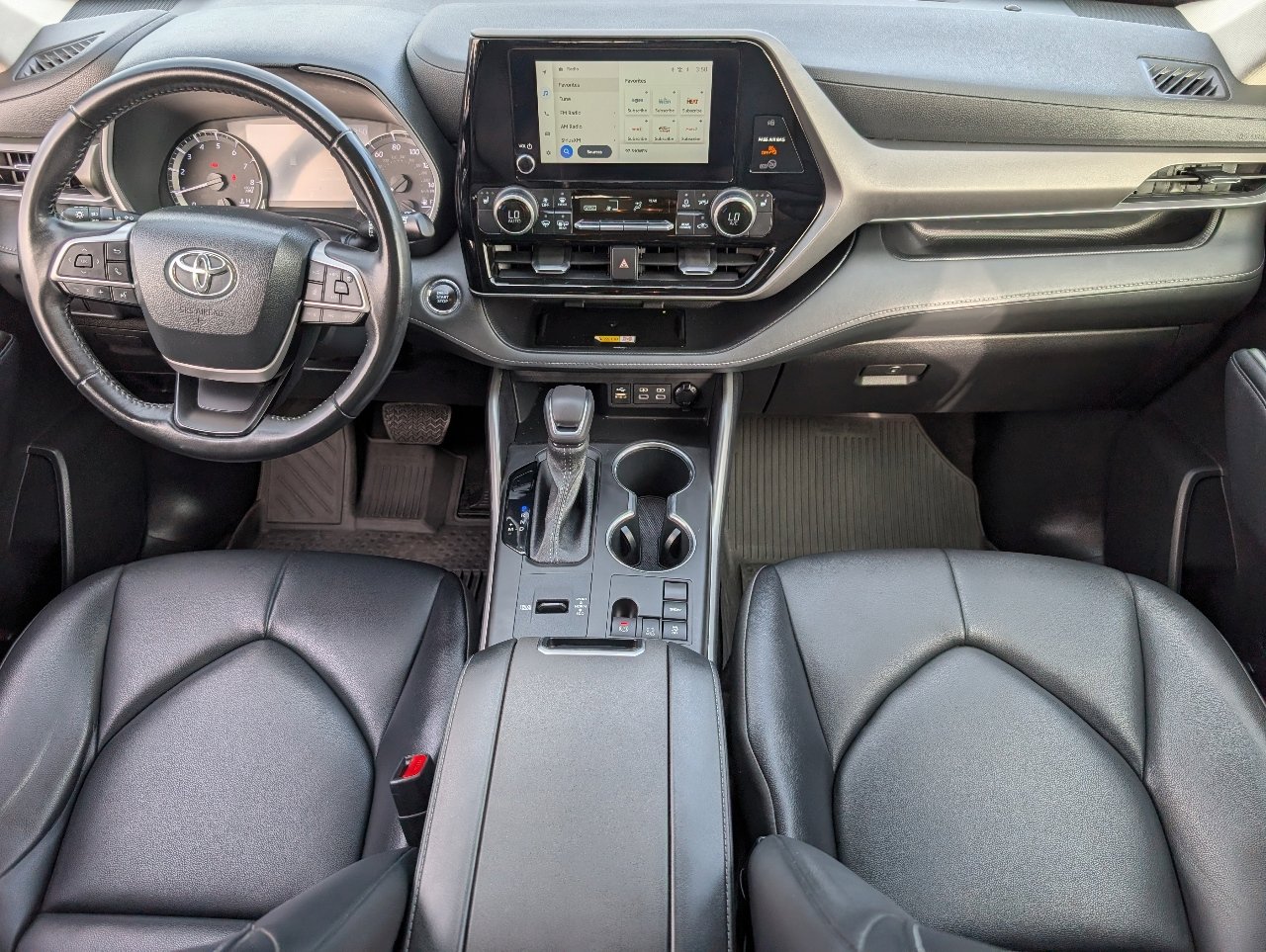 2023 Toyota Highlander L photo 3
