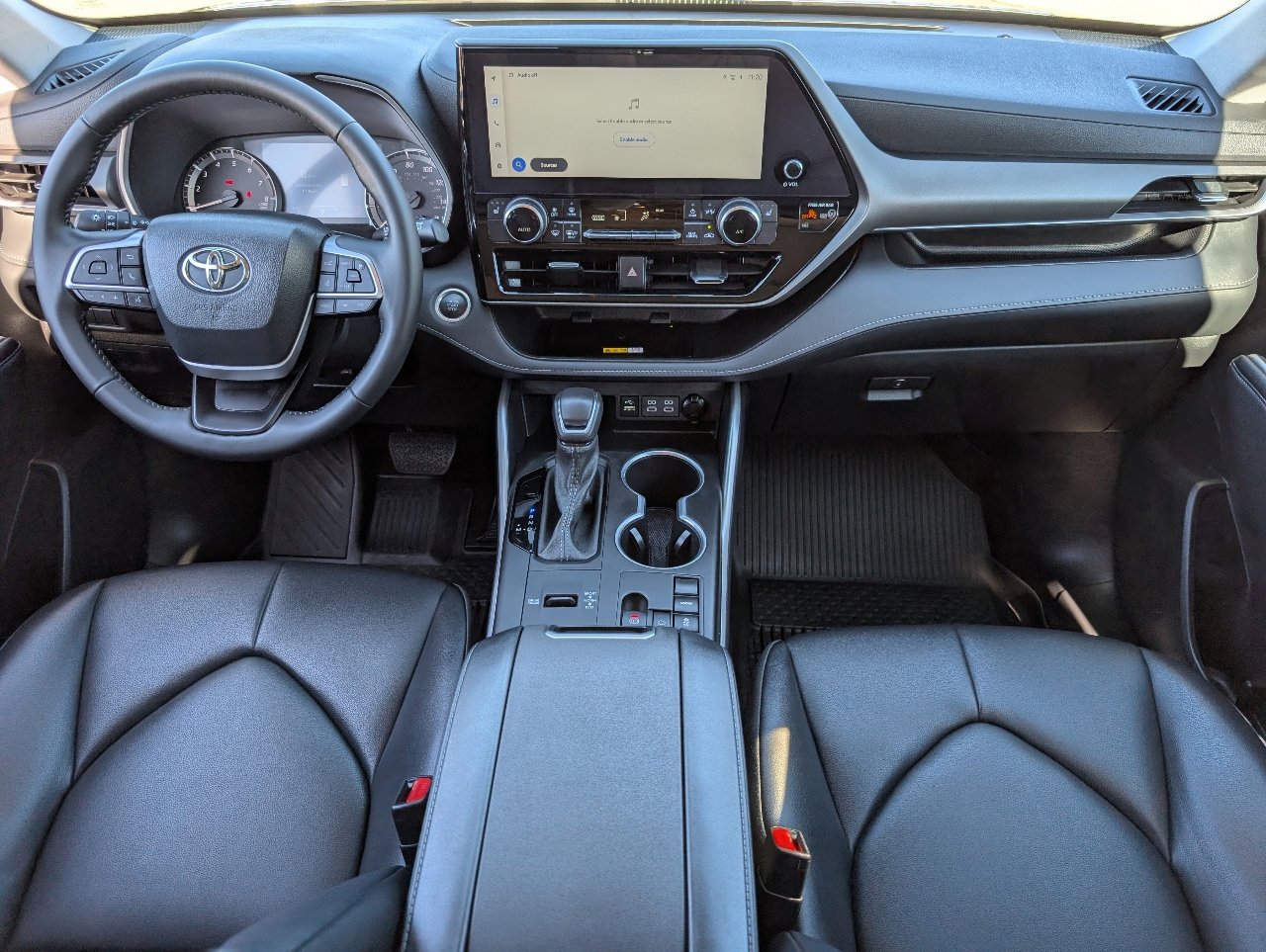 2024 Toyota Highlander LE photo 4