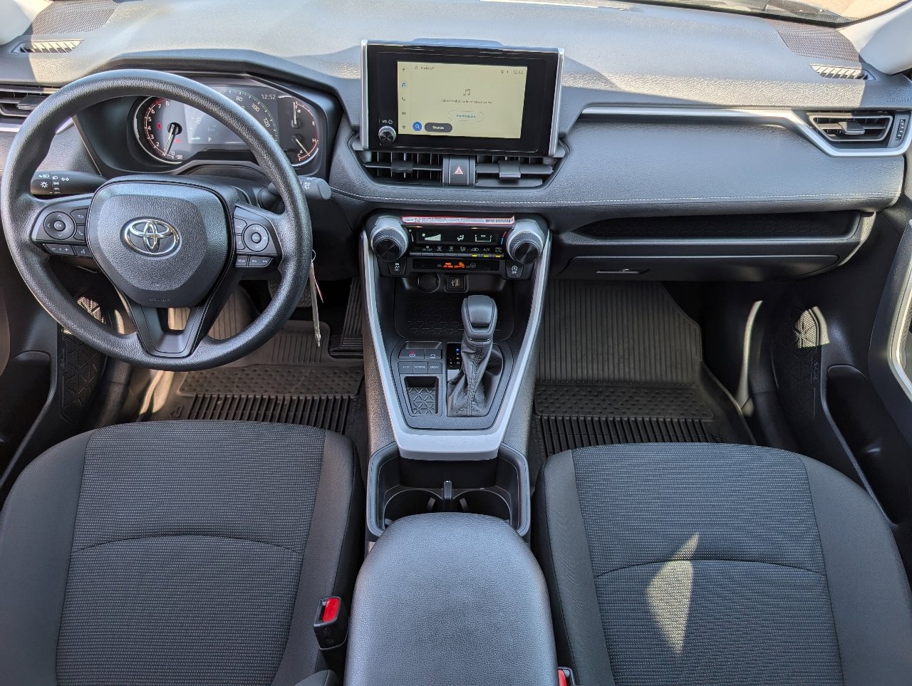 2025 Toyota RAV4 LE photo 4