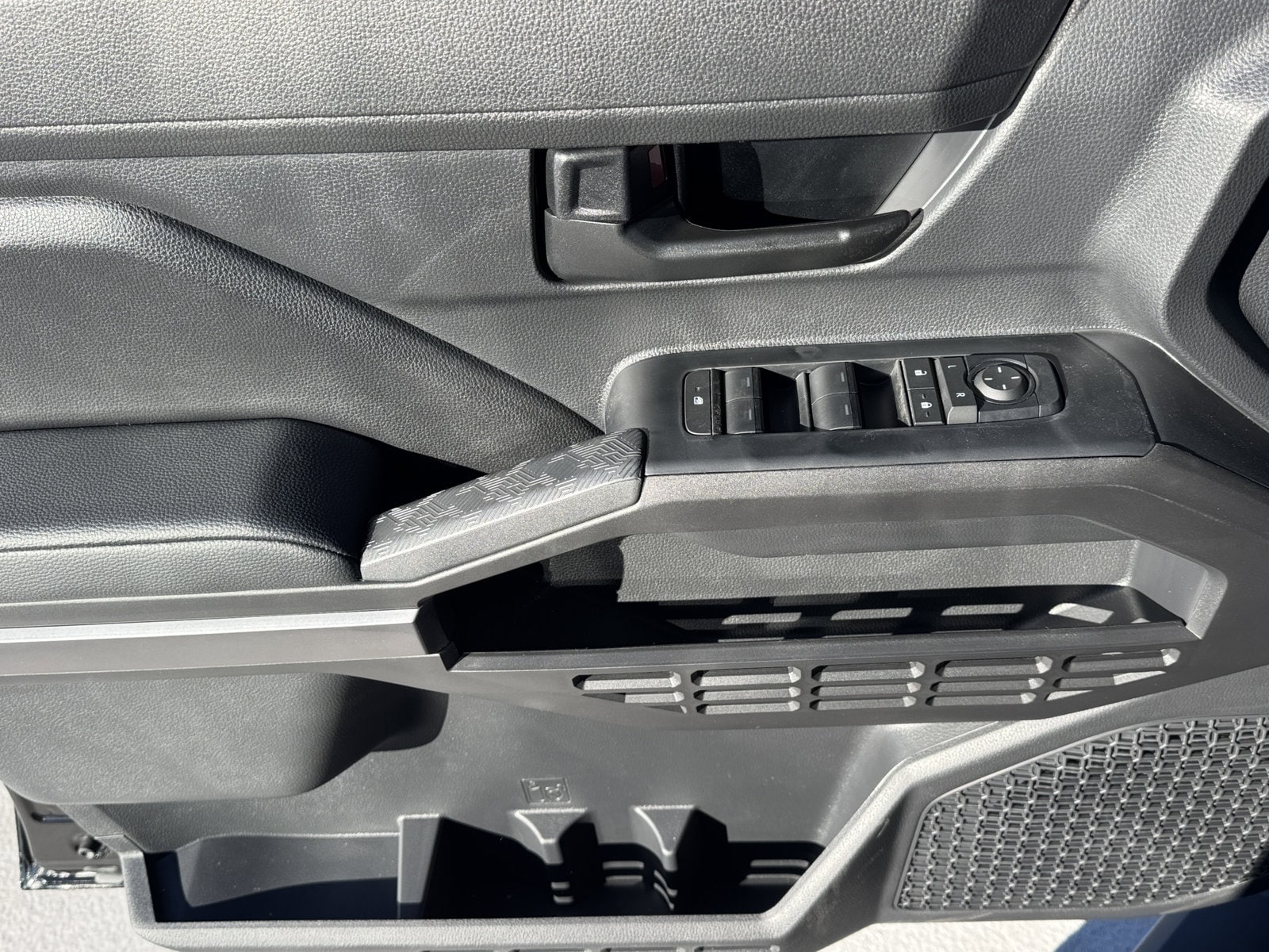 2026 Toyota Tacoma SR5 - Photo 18