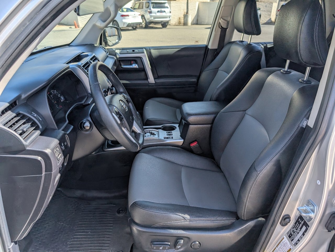 2020 Toyota 4Runner SR5 photo 2