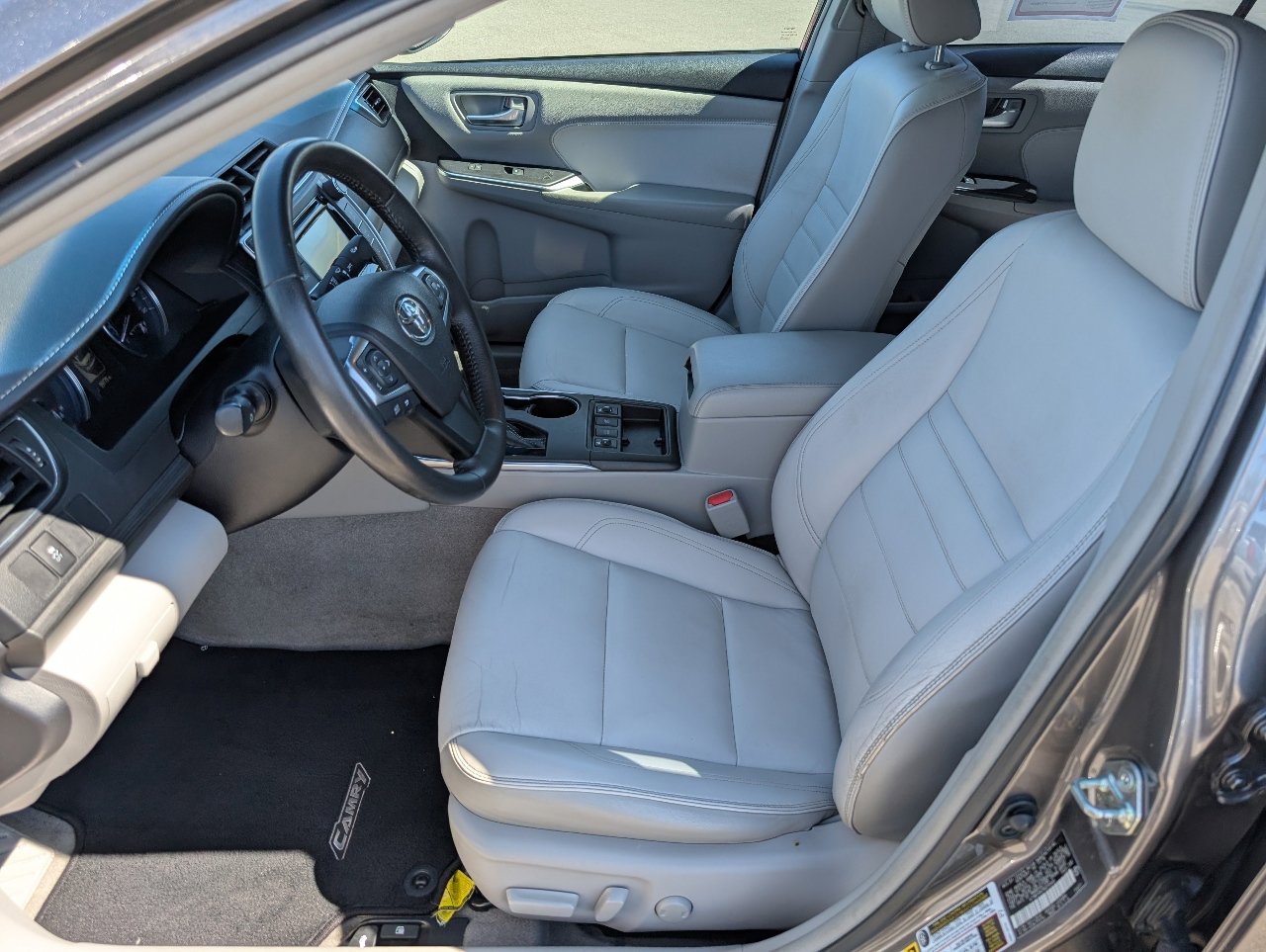 2017 Toyota Camry Hybrid LE photo 2