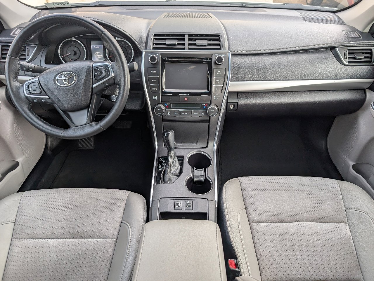 2017 Toyota Camry XSE photo 4