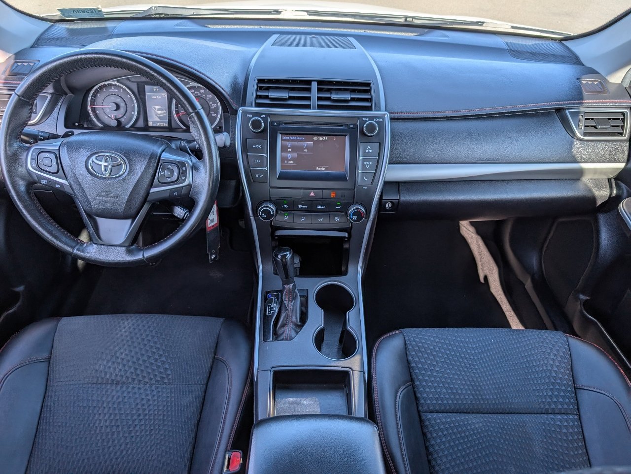 2015 Toyota Camry XLE photo 4