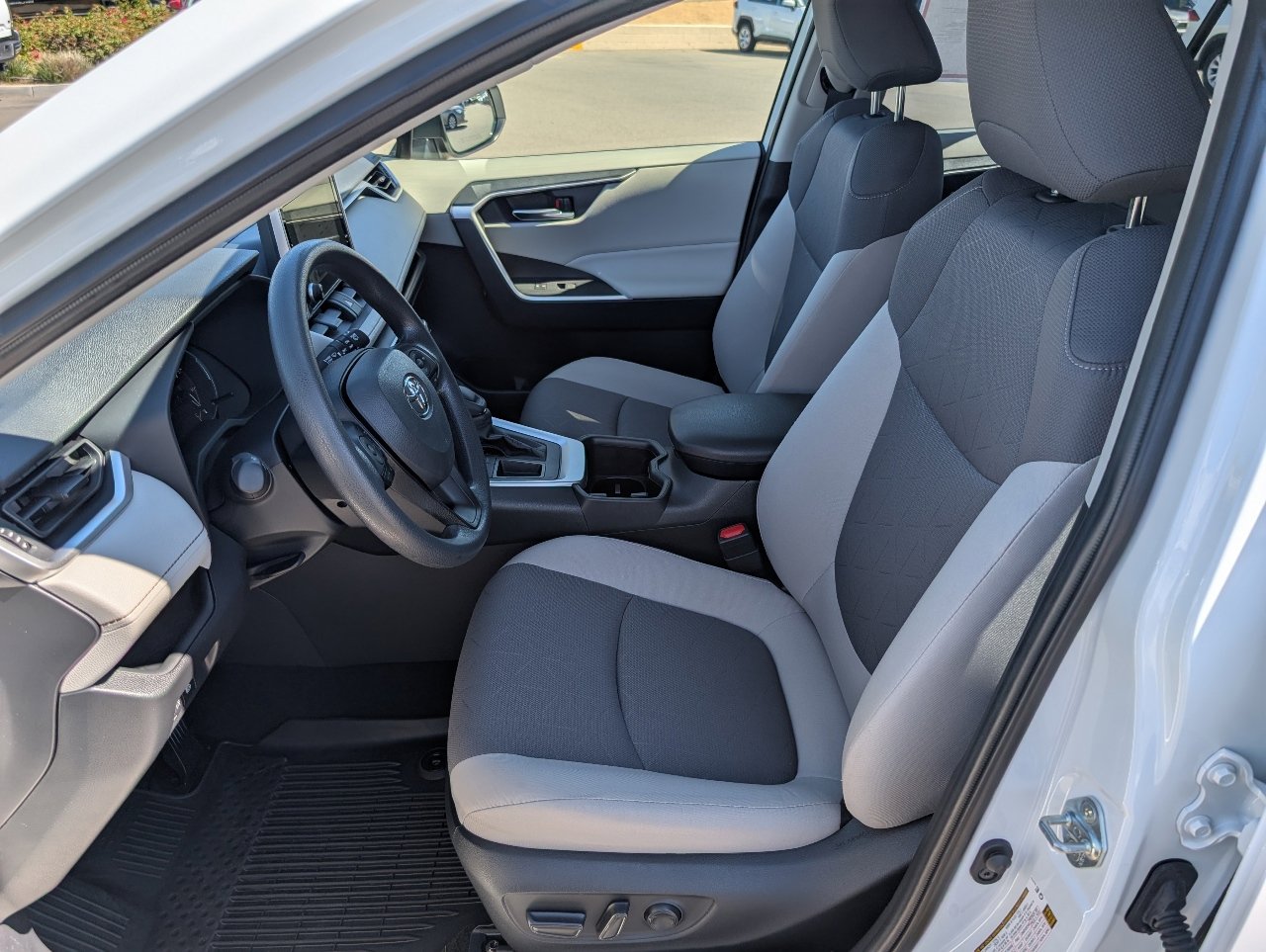 2025 Toyota RAV4 XLE photo 2