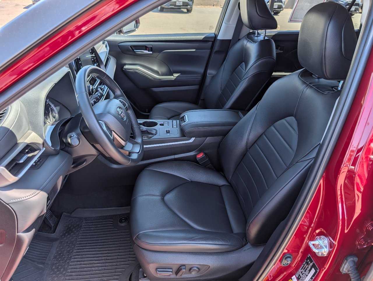 2022 Toyota Highlander XLE photo 2