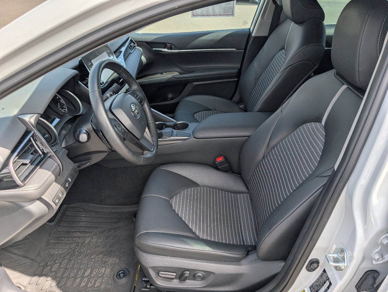2022 Toyota Camry SE photo 2