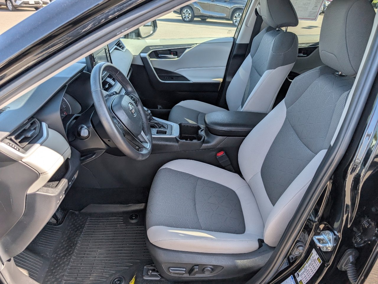 2022 Toyota RAV4 XLE photo 2