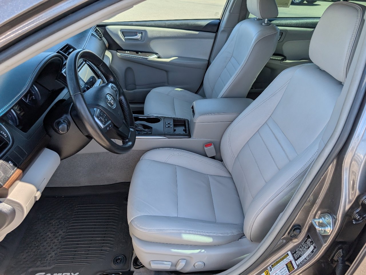 2017 Toyota Camry XLE photo 2