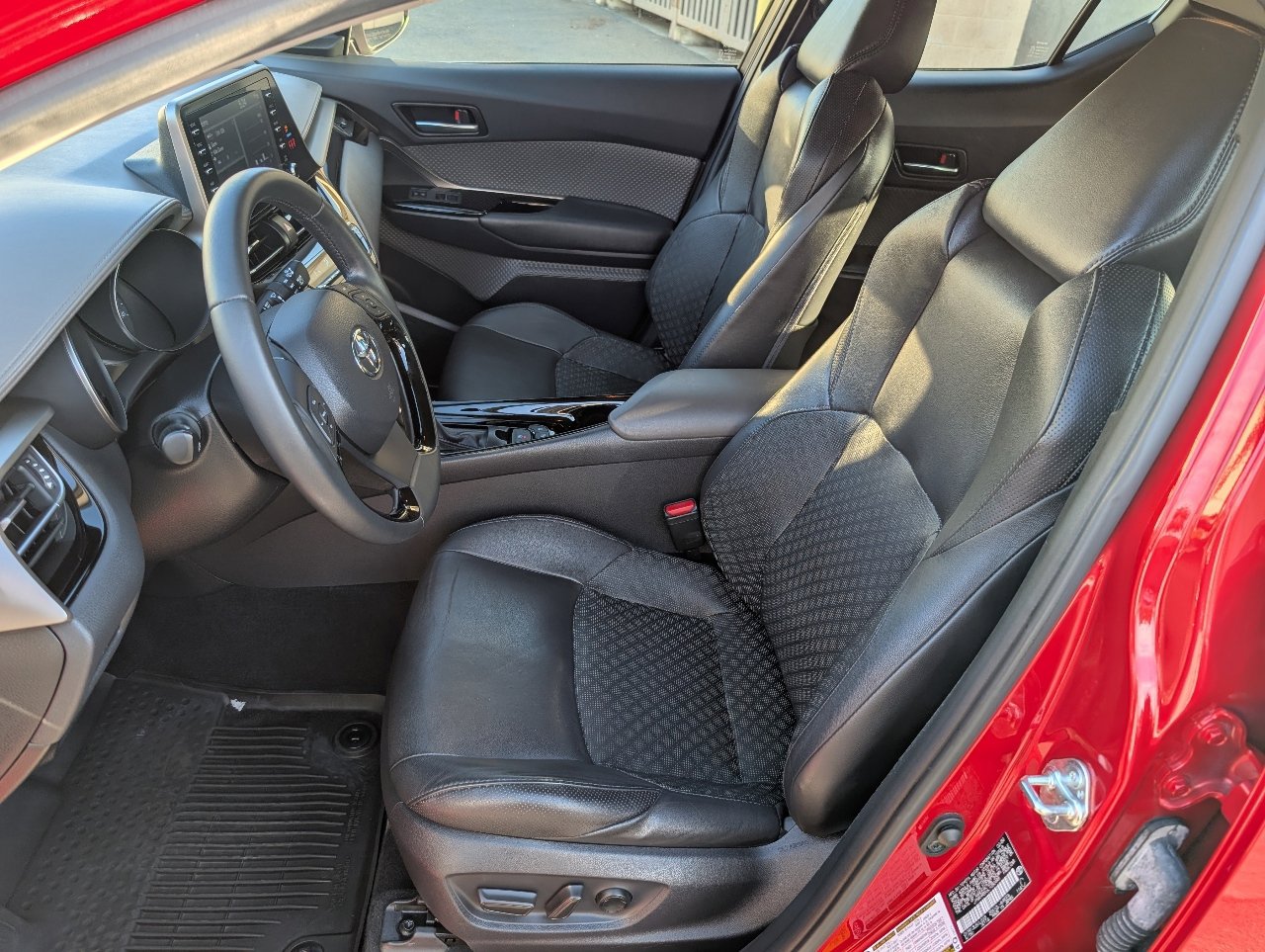 2020 Toyota C-HR LE photo 2