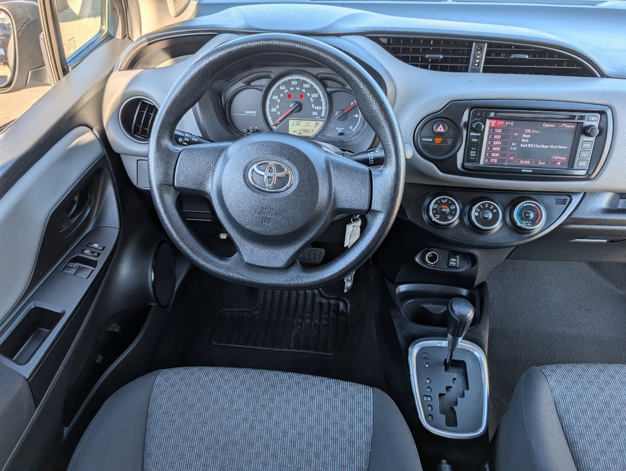 2015 Toyota Yaris L photo 4