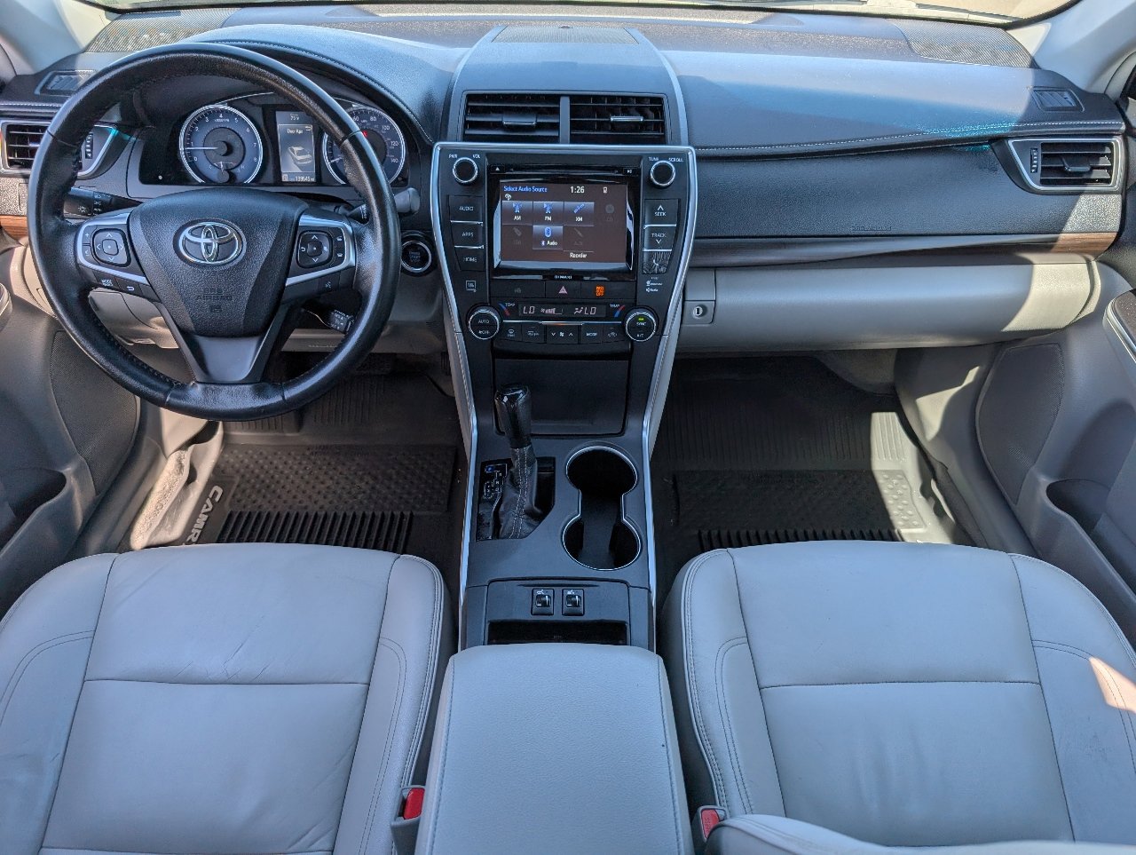 2017 Toyota Camry XLE photo 4