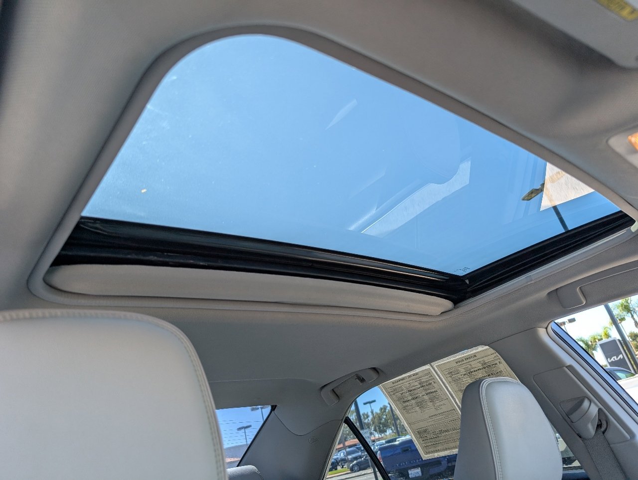 2017 Toyota Camry Hybrid LE photo 3