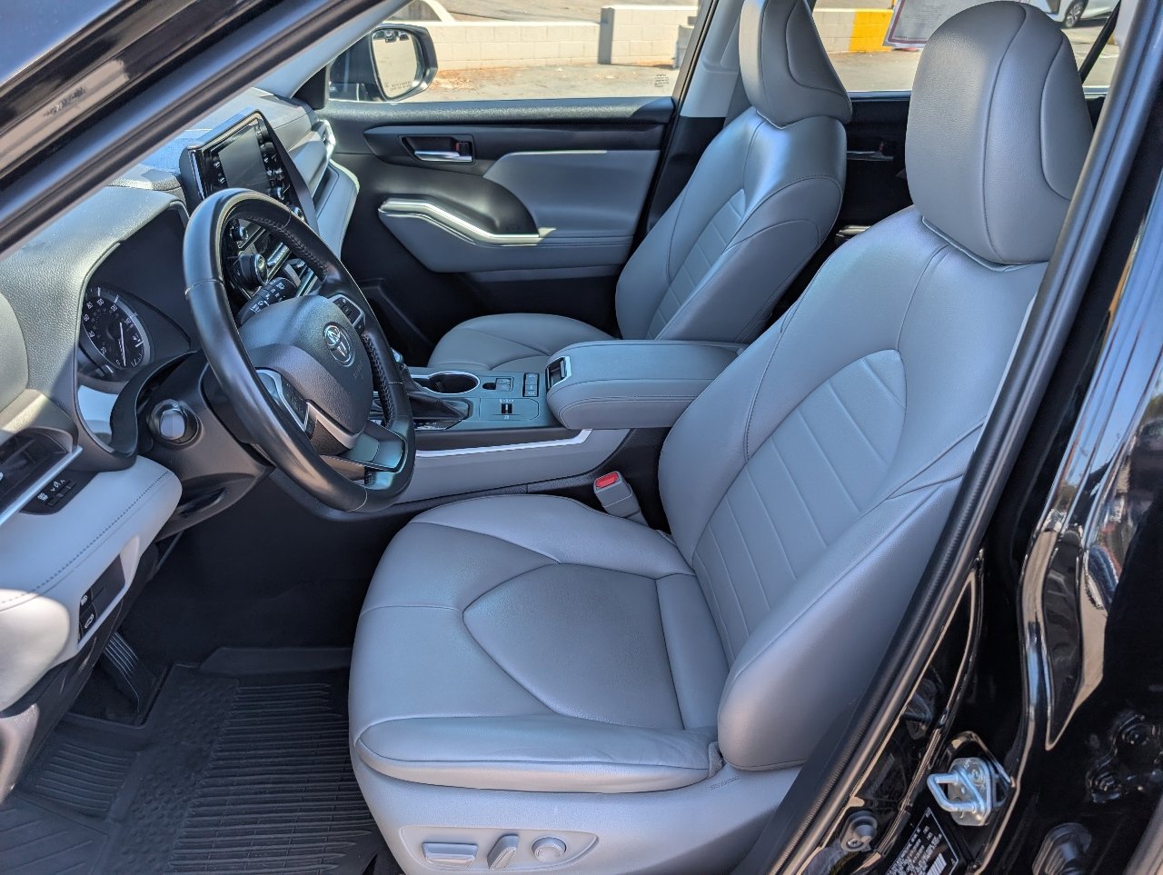 2022 Toyota Highlander XLE photo 2