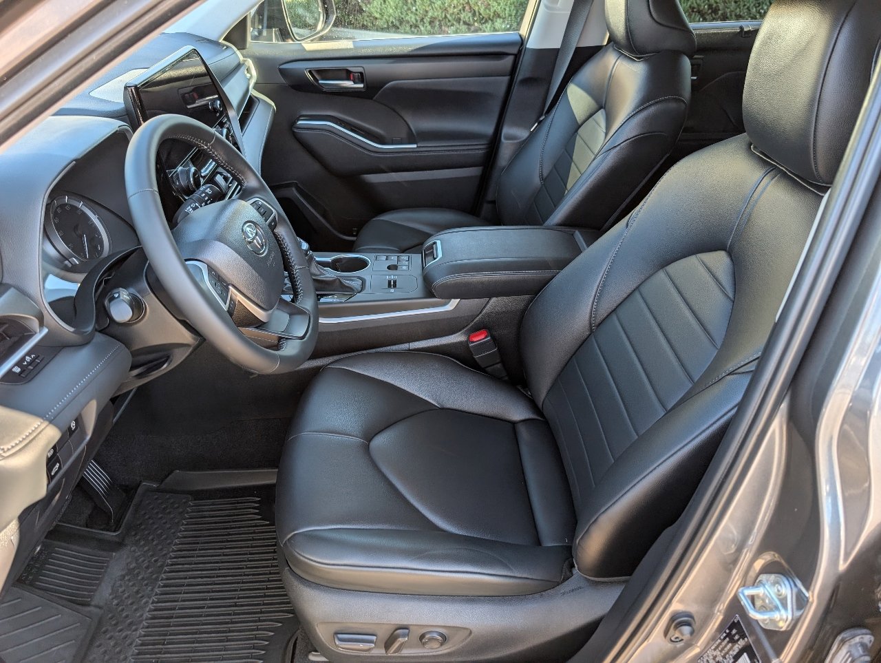 2024 Toyota Highlander LE photo 2