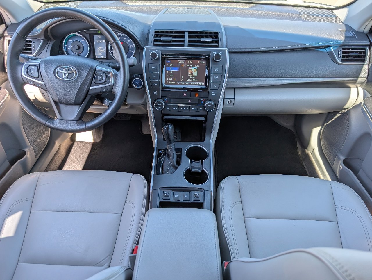 2017 Toyota Camry Hybrid LE photo 4