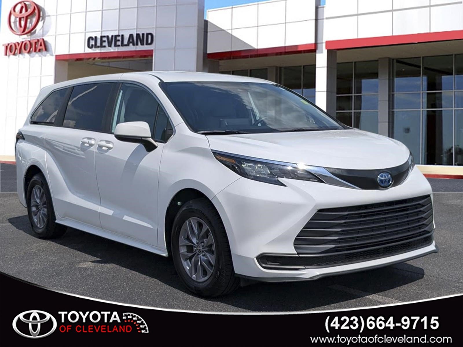 Pre-Owned 2024 Toyota Sienna LE 8 Passenger