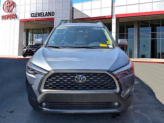 2024 Toyota Corolla Cross XLE photo 2