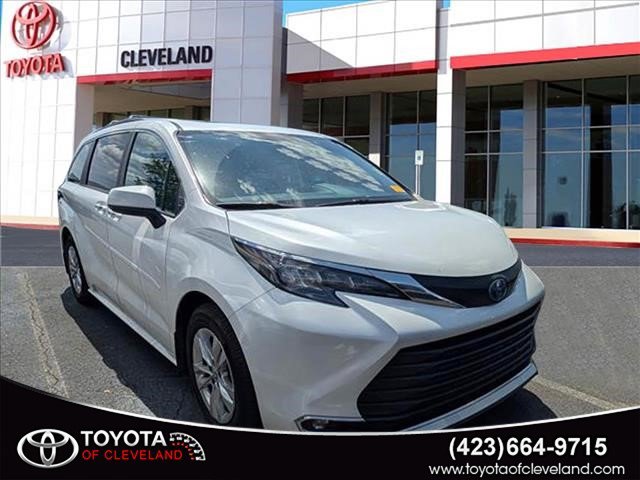 2024 Toyota Sienna XLE 7-Passenger Hybrid AWD's photo