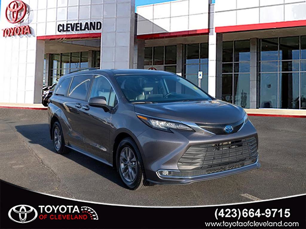 2023 Toyota Sienna XLE's photo