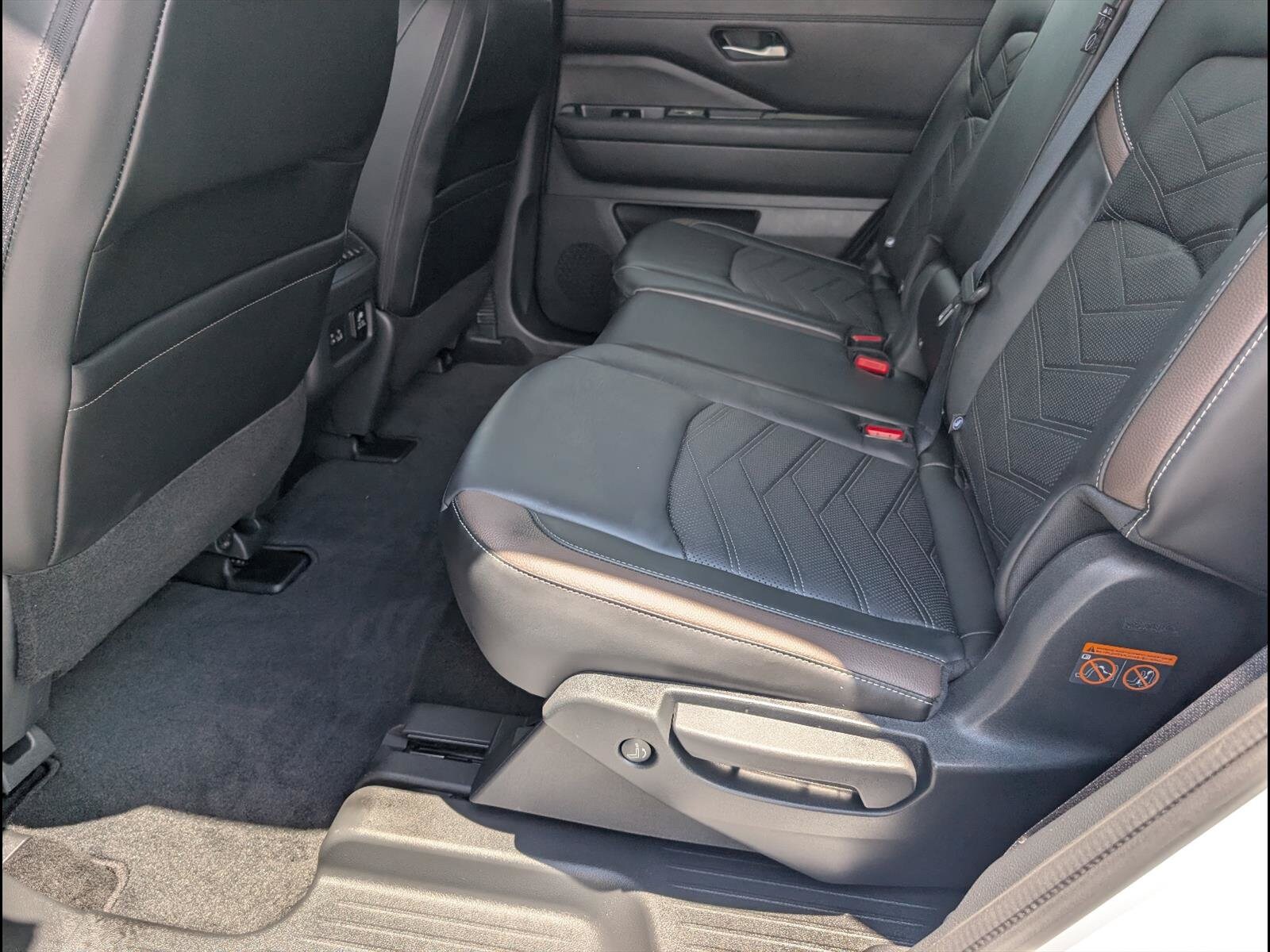 2025 Nissan Pathfinder Platinum - Photo 10