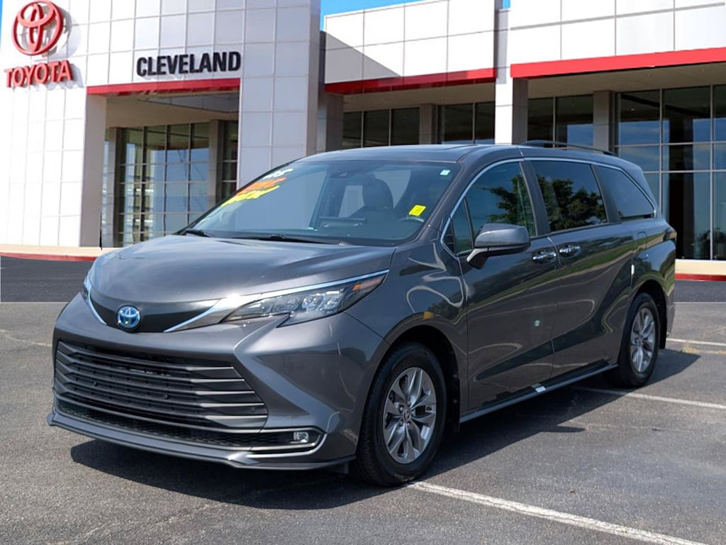 Used 2025 Toyota Sienna XLE 8 Passenger Van Passenger Van