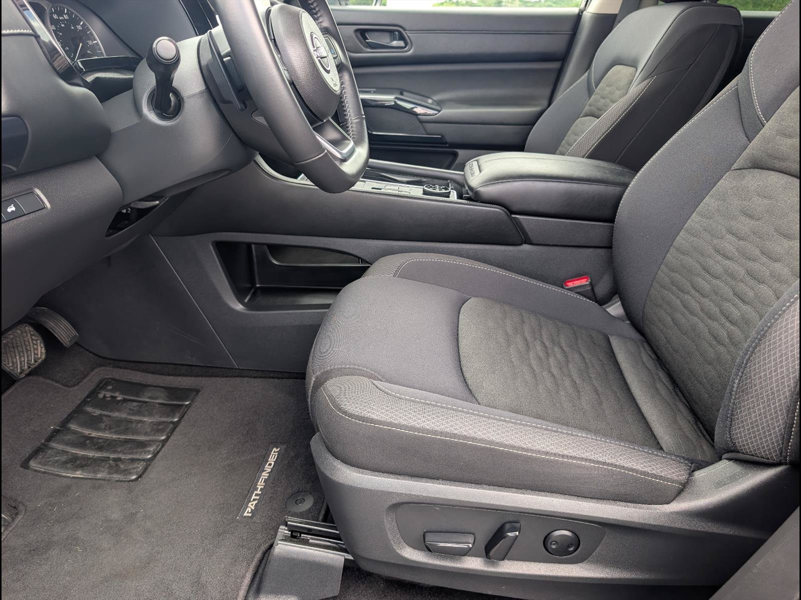 2025 Nissan Pathfinder SV - Photo 9