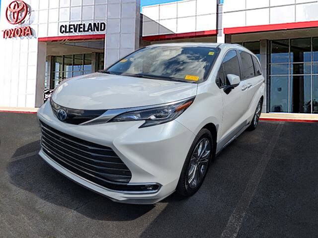 2024 Toyota Sienna Platinum photo 2