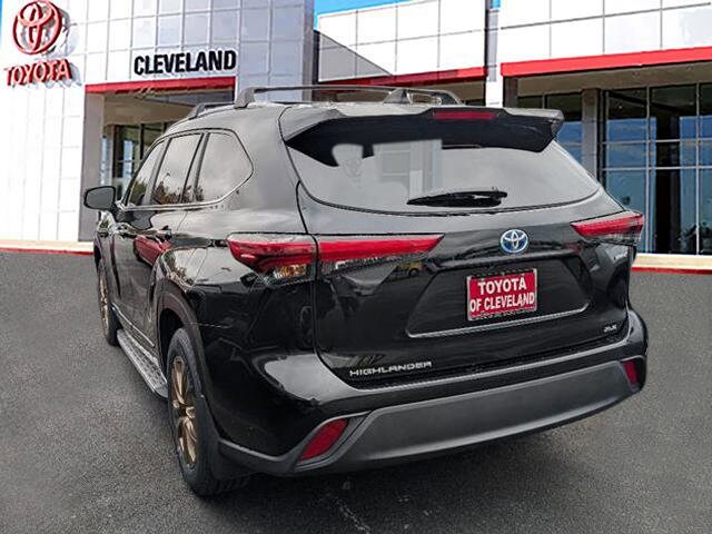 2023 Toyota Highlander Hybrid Bronze Edition photo 3