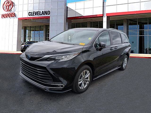 2023 Toyota Sienna Limited photo 2
