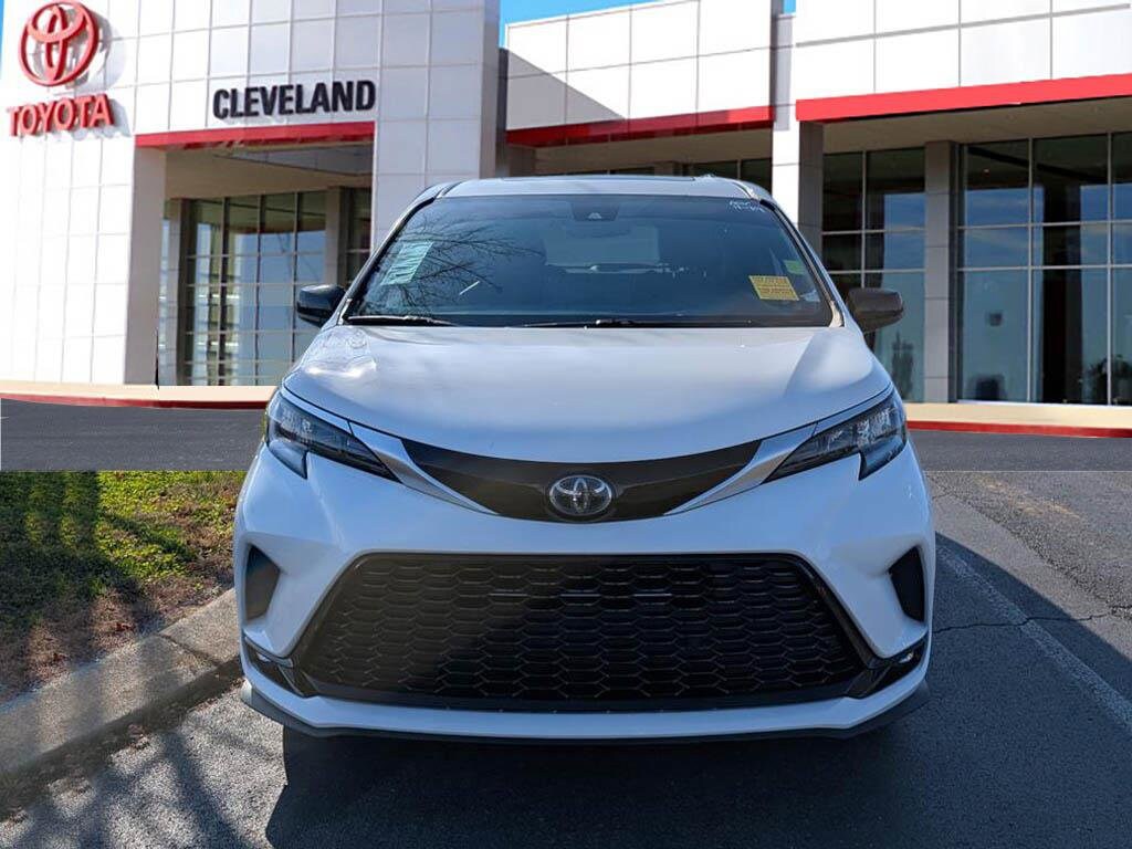 2023 Toyota Sienna XSE photo 2