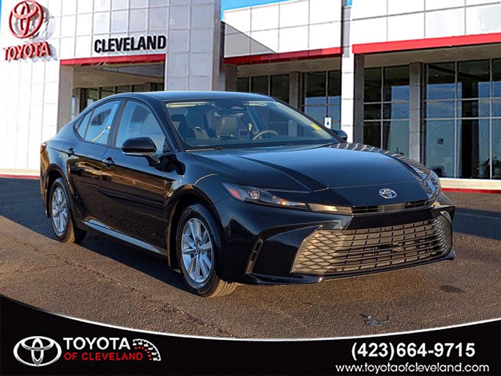 2025 Toyota Camry LE's photo