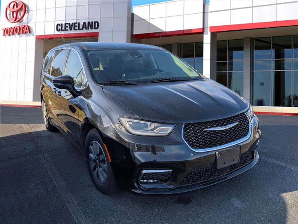 2024 Chrysler Pacifica PHEV Select's photo