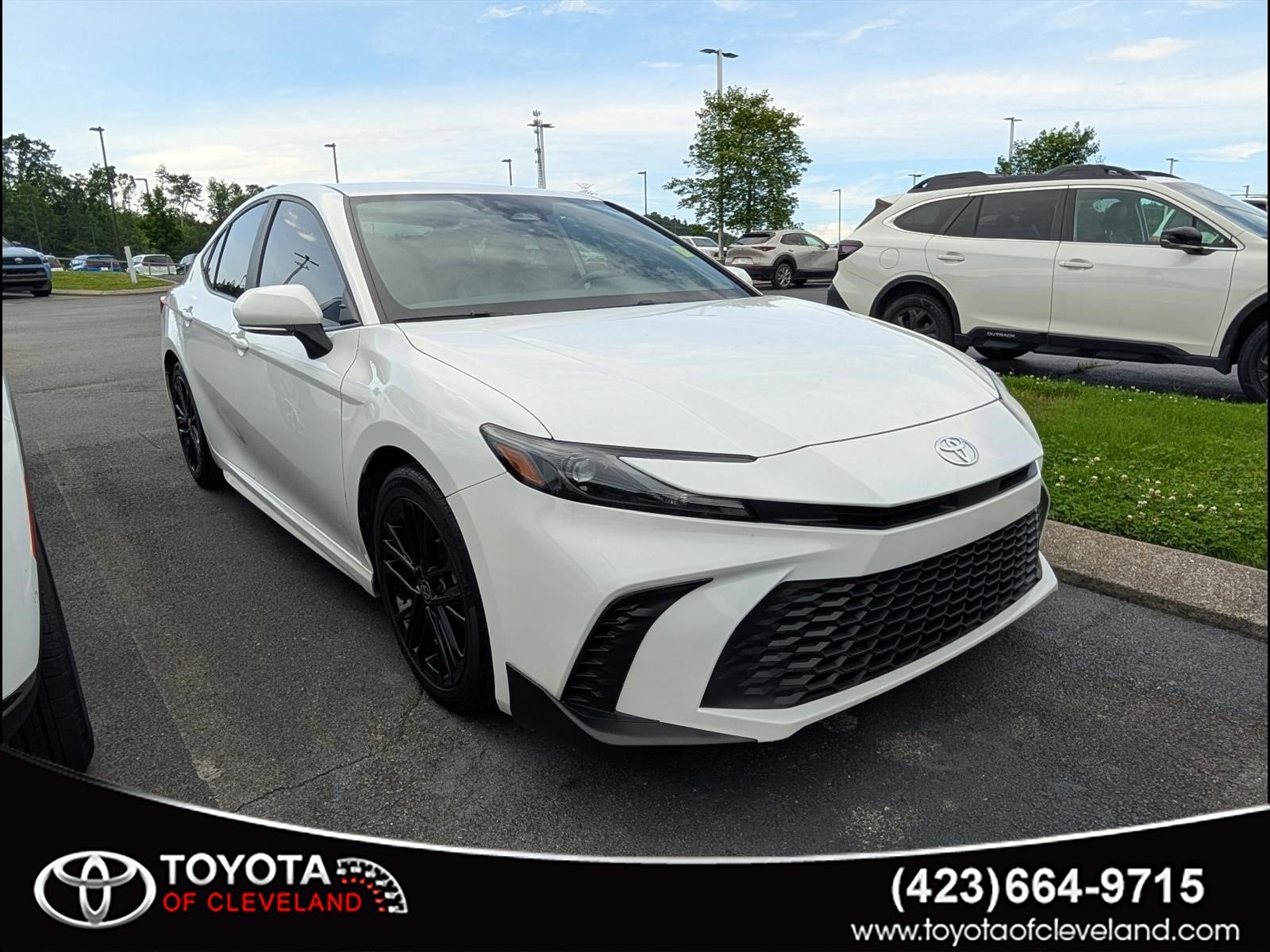 2025 Toyota Camry SE Hybrid's photo