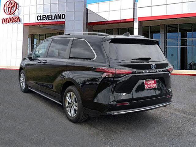 2023 Toyota Sienna Limited photo 3