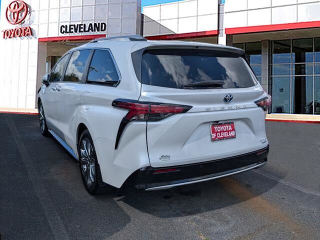 2024 Toyota Sienna Platinum photo 3