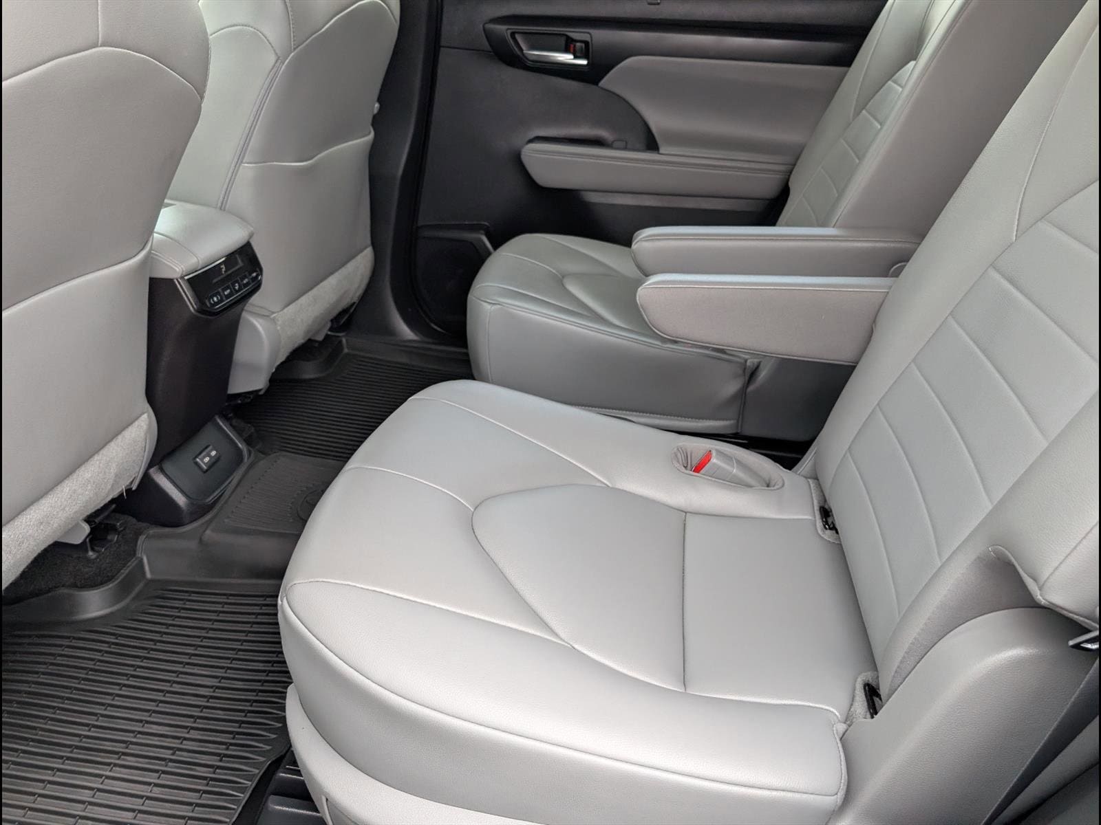 2023 Toyota Highlander XLE - Photo 12