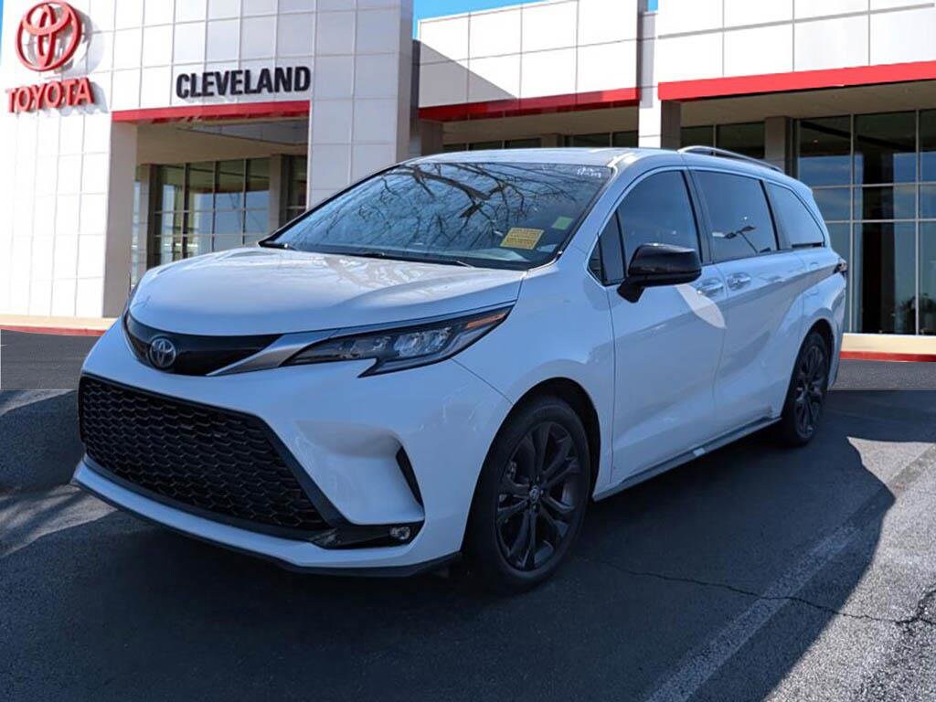2023 Toyota Sienna XSE photo 3