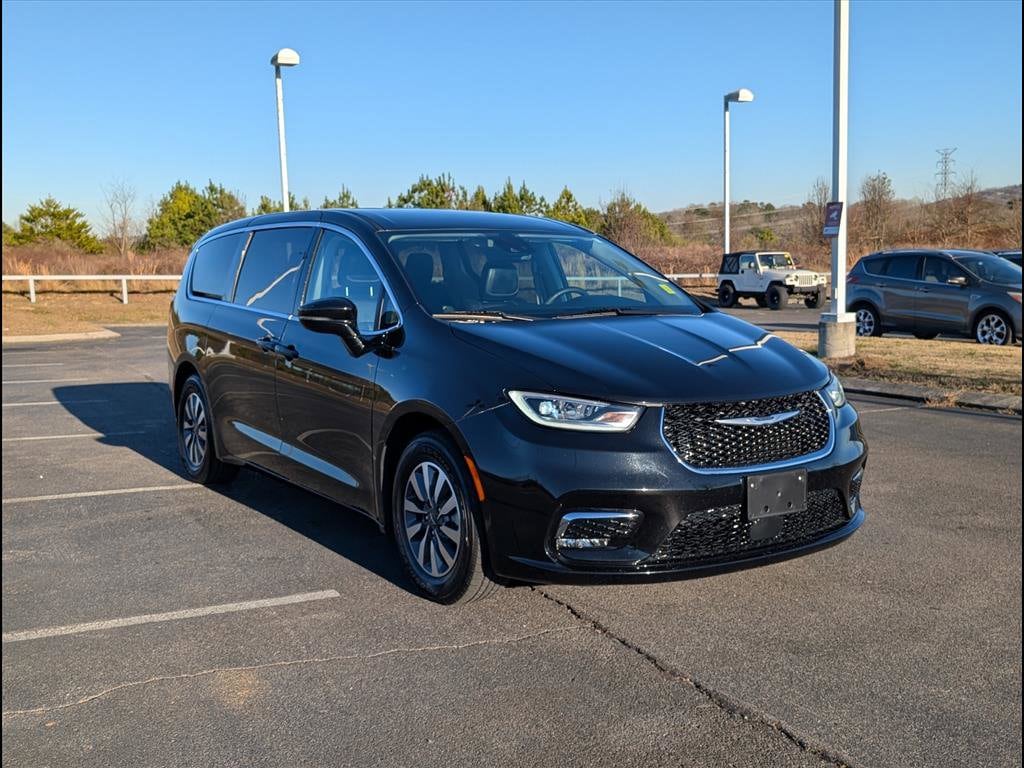 2024 Chrysler Pacifica PHEV Select's photo