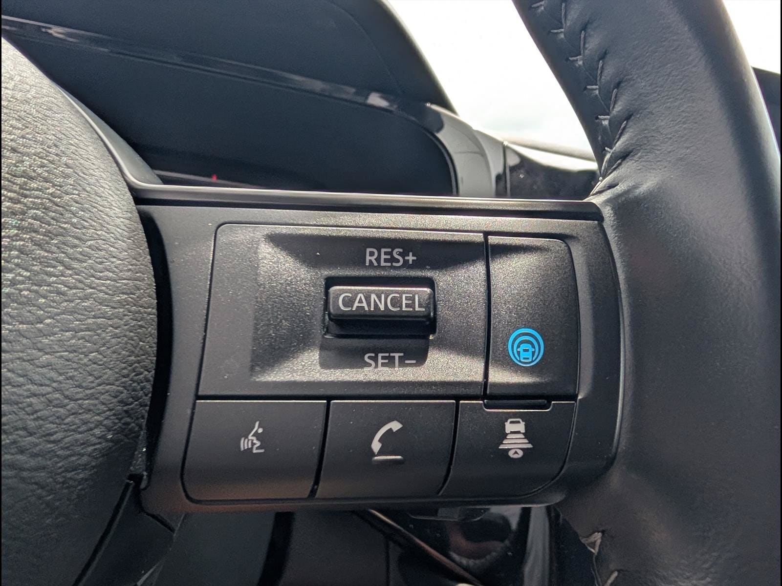 2025 Nissan Pathfinder SV - Photo 16