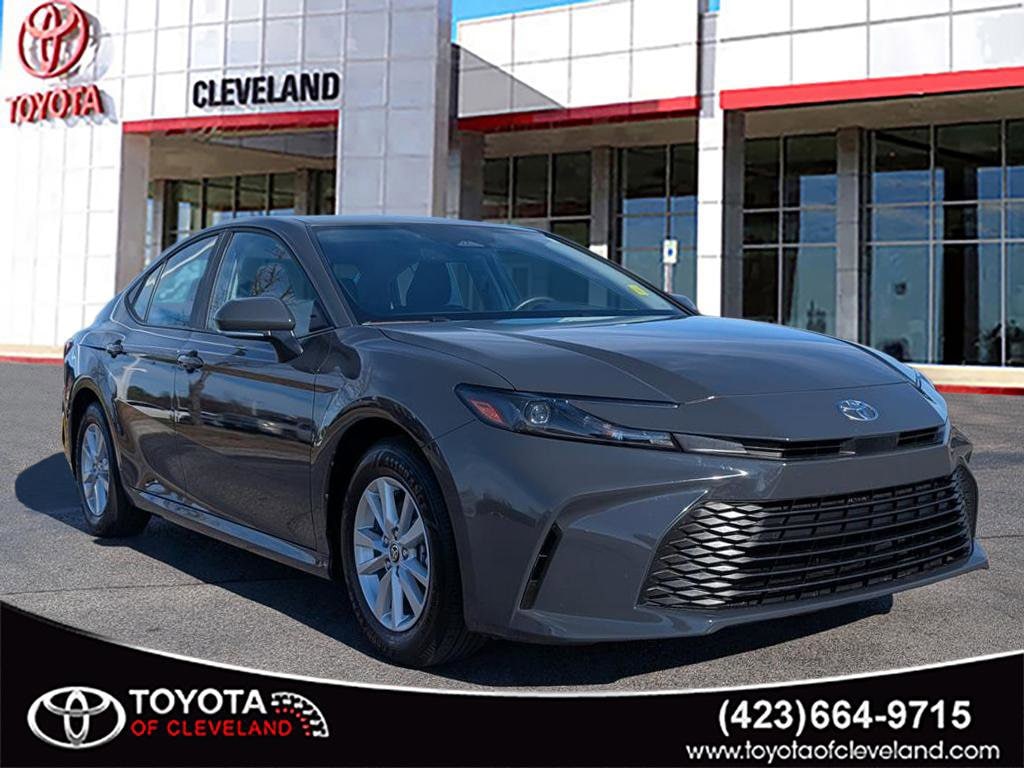 2025 Toyota Camry LE's photo