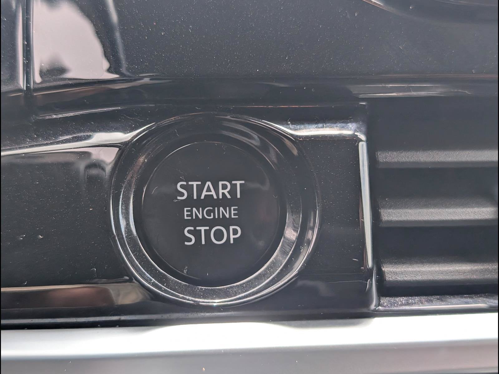 2025 Nissan Pathfinder SV - Photo 12